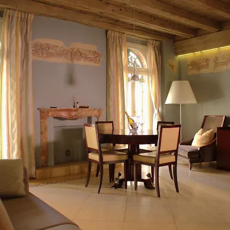 Apartamento Luxury Flats , Piazza Erbe With Balcony On Main Square Verona