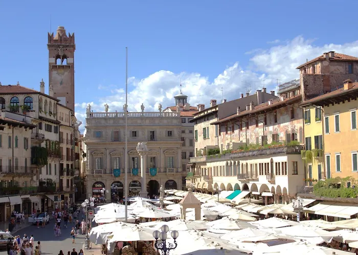 Luxury Flats , Piazza Erbe With Balcony On Main Square