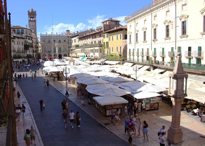 Luxury Flats , Piazza Erbe With Balcony On Main Square * Verona