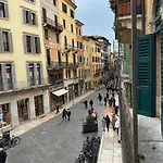 Luxury Flats , Piazza Erbe With Balcony On Main Square Διαμέρισμα