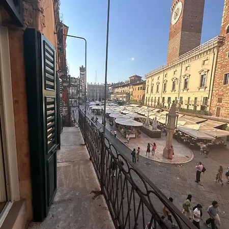 Appartement Luxury Flats , Piazza Erbe With Balcony On Main Square Vérone