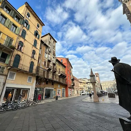 Luxury Flats , Piazza Erbe With Balcony On Main Square *